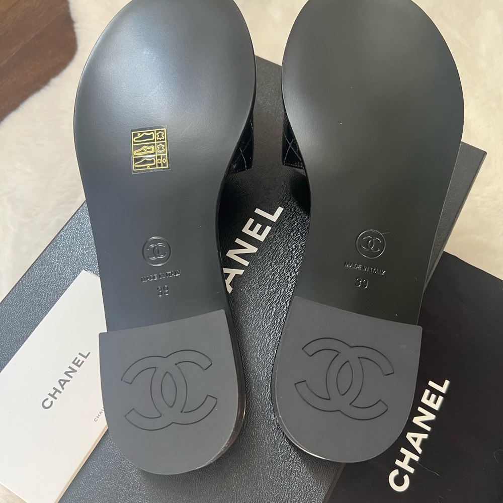 NWT CHANEL Black Patent Leather Quilted Slide Sandals with Gold CC Logo Size 39 - Picture 4 of 5